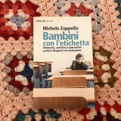 Bambini con l'etichetta